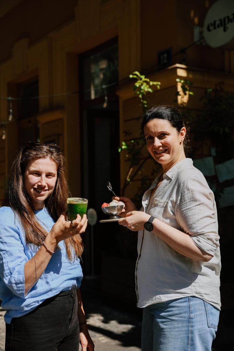 Před Bistrem Etapa v Karlíně — matcha a zmrzlinový pohár
