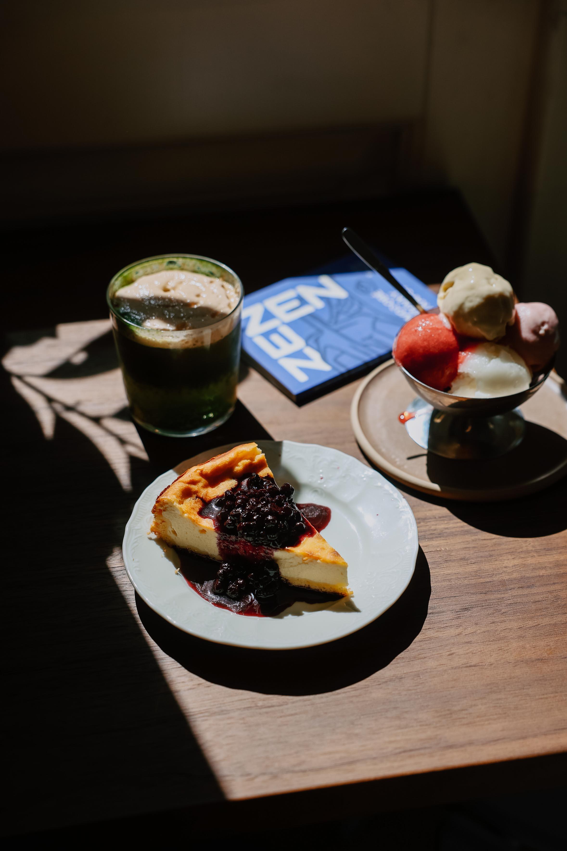 Občerstvení z kuchyně Etapy — cheesecake, sorbet, káva