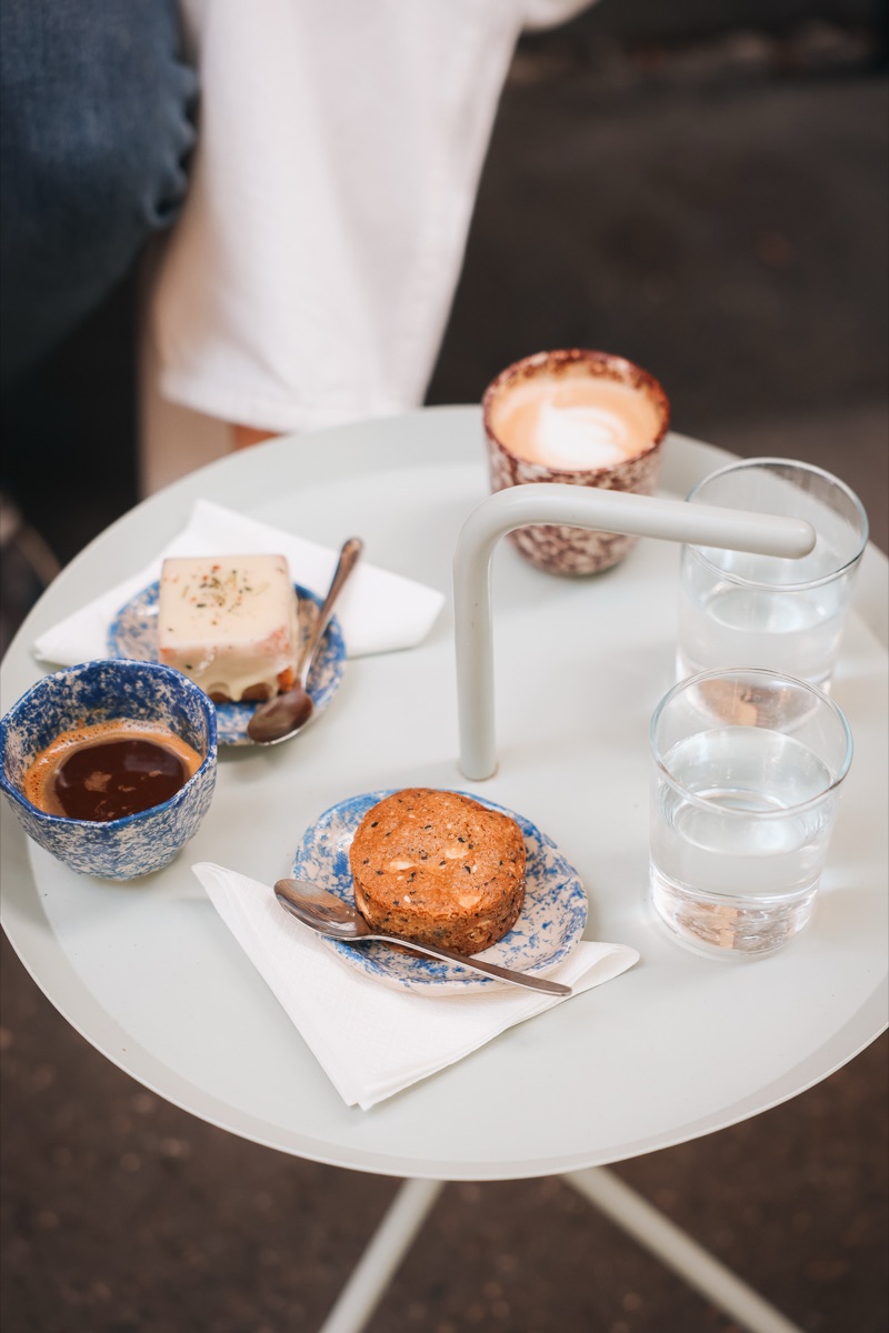 Dobroty z Etapy pro In August Café: sušenky a financier na stolku s keramikou In August Company